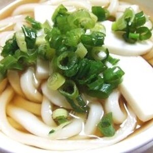 ネギとかまぼこのうどん